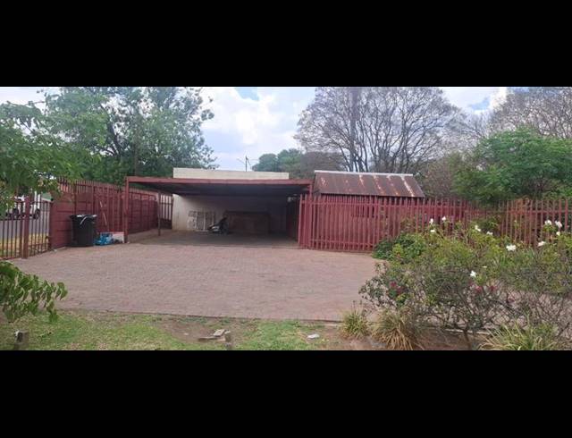 9 BEDROOM HOUSE FOR SALE IN KEMPTON PARK EXT 03